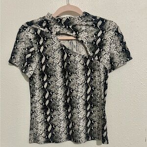 Vine And Valley Black and White Snake Pattern Top Size Medium